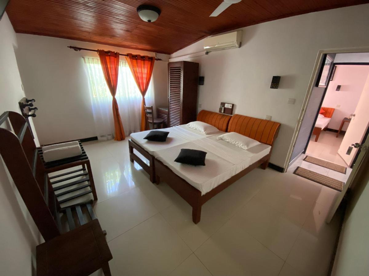 Beach Walk Hotel Unawatuna Exteriör bild