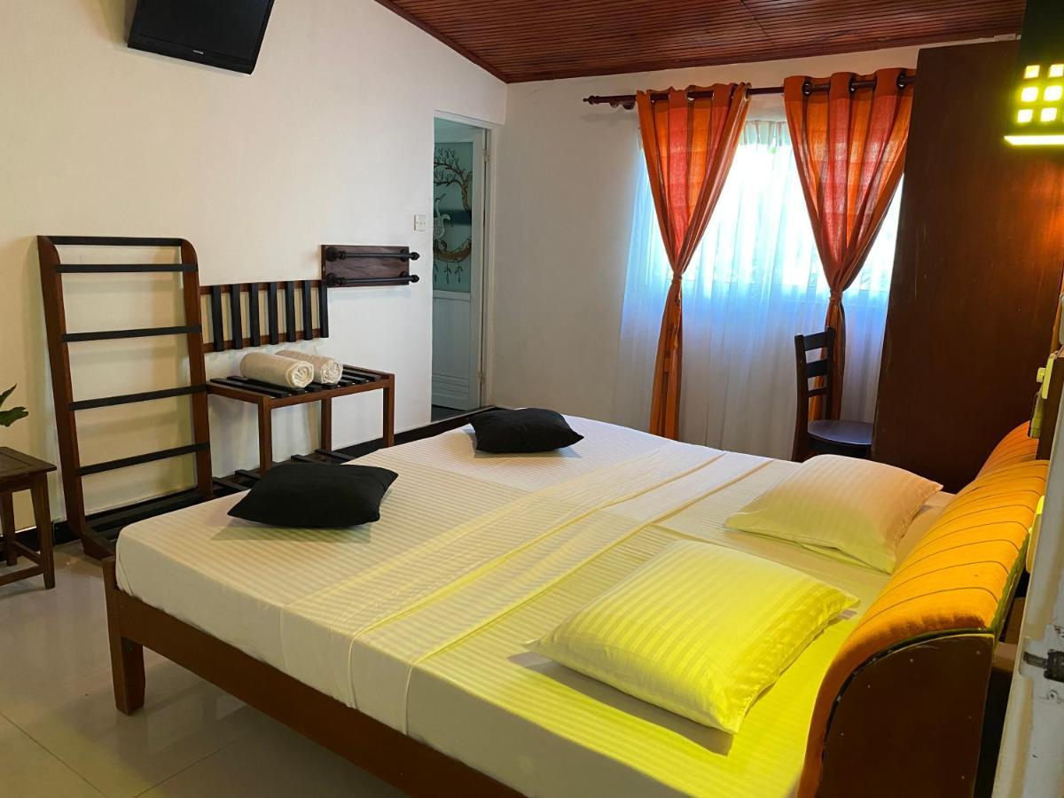 Beach Walk Hotel Unawatuna Exteriör bild