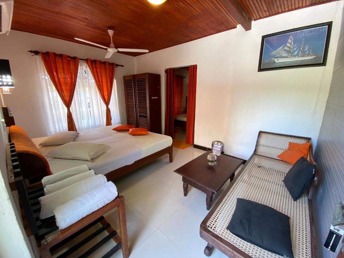 Beach Walk Hotel Unawatuna Exteriör bild